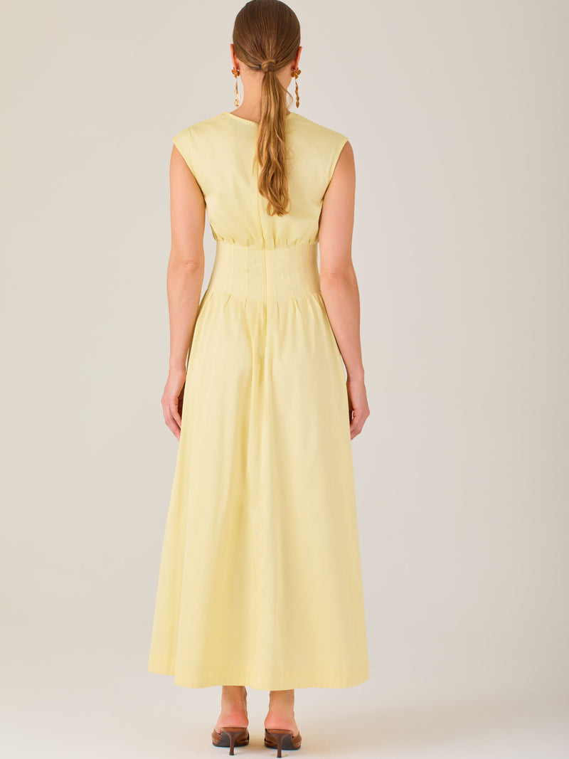 Delicado y femenino, este vestido de largo midi combina una silueta limpia con detalles sutiles. Su diseño sin mangas y escote ligeramente fruncido aporta frescura, mientras que la cintura elástica acentúa la figura con comodidad. Ideal para ocasiones de día, eventos casuales o looks refinados con aire minimalista.