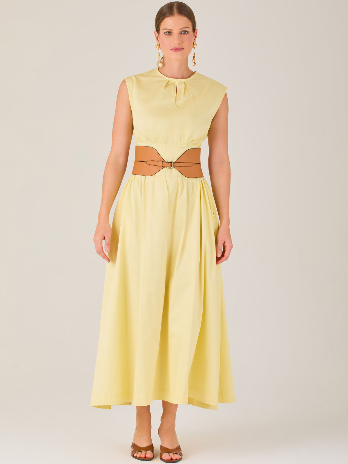 Delicado y femenino, este vestido de largo midi combina una silueta limpia con detalles sutiles. Su diseño sin mangas y escote ligeramente fruncido aporta frescura, mientras que la cintura elástica acentúa la figura con comodidad. Ideal para ocasiones de día, eventos casuales o looks refinados con aire minimalista.