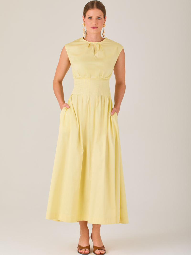 Delicado y femenino, este vestido de largo midi combina una silueta limpia con detalles sutiles. Su diseño sin mangas y escote ligeramente fruncido aporta frescura, mientras que la cintura elástica acentúa la figura con comodidad. Ideal para ocasiones de día, eventos casuales o looks refinados con aire minimalista.