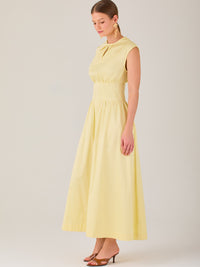 Delicado y femenino, este vestido de largo midi combina una silueta limpia con detalles sutiles. Su diseño sin mangas y escote ligeramente fruncido aporta frescura, mientras que la cintura elástica acentúa la figura con comodidad. Ideal para ocasiones de día, eventos casuales o looks refinados con aire minimalista.