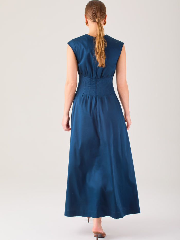 Delicado y femenino, este vestido de largo midi combina una silueta limpia con detalles sutiles. Su diseño sin mangas y escote ligeramente fruncido aporta frescura, mientras que la cintura elástica acentúa la figura con comodidad. Ideal para ocasiones de día, eventos casuales o looks refinados con aire minimalista.