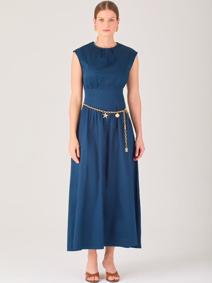 Delicado y femenino, este vestido de largo midi combina una silueta limpia con detalles sutiles. Su diseño sin mangas y escote ligeramente fruncido aporta frescura, mientras que la cintura elástica acentúa la figura con comodidad. Ideal para ocasiones de día, eventos casuales o looks refinados con aire minimalista.
