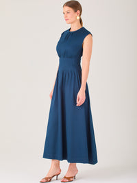 Delicado y femenino, este vestido de largo midi combina una silueta limpia con detalles sutiles. Su diseño sin mangas y escote ligeramente fruncido aporta frescura, mientras que la cintura elástica acentúa la figura con comodidad. Ideal para ocasiones de día, eventos casuales o looks refinados con aire minimalista.