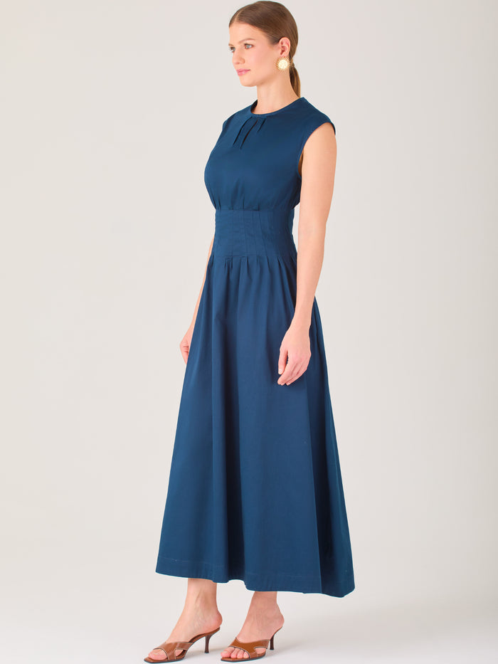 Delicado y femenino, este vestido de largo midi combina una silueta limpia con detalles sutiles. Su diseño sin mangas y escote ligeramente fruncido aporta frescura, mientras que la cintura elástica acentúa la figura con comodidad. Ideal para ocasiones de día, eventos casuales o looks refinados con aire minimalista.