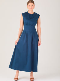 Delicado y femenino, este vestido de largo midi combina una silueta limpia con detalles sutiles. Su diseño sin mangas y escote ligeramente fruncido aporta frescura, mientras que la cintura elástica acentúa la figura con comodidad. Ideal para ocasiones de día, eventos casuales o looks refinados con aire minimalista.