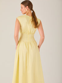 Delicado y femenino, este vestido de largo midi combina una silueta limpia con detalles sutiles. Su diseño sin mangas y escote ligeramente fruncido aporta frescura, mientras que la cintura elástica acentúa la figura con comodidad. Ideal para ocasiones de día, eventos casuales o looks refinados con aire minimalista.