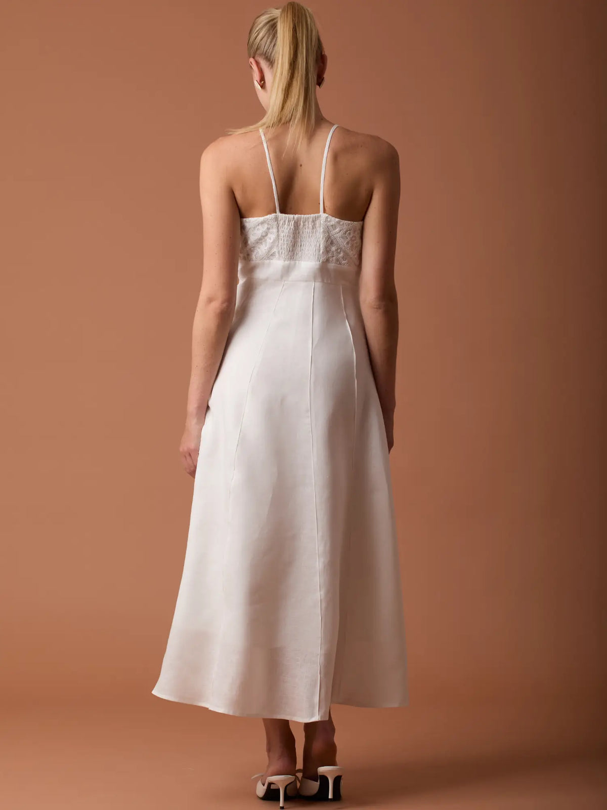 Vestido Largo Imada Blanco con delicada textura de encaje y diseño halter favorecedor.
