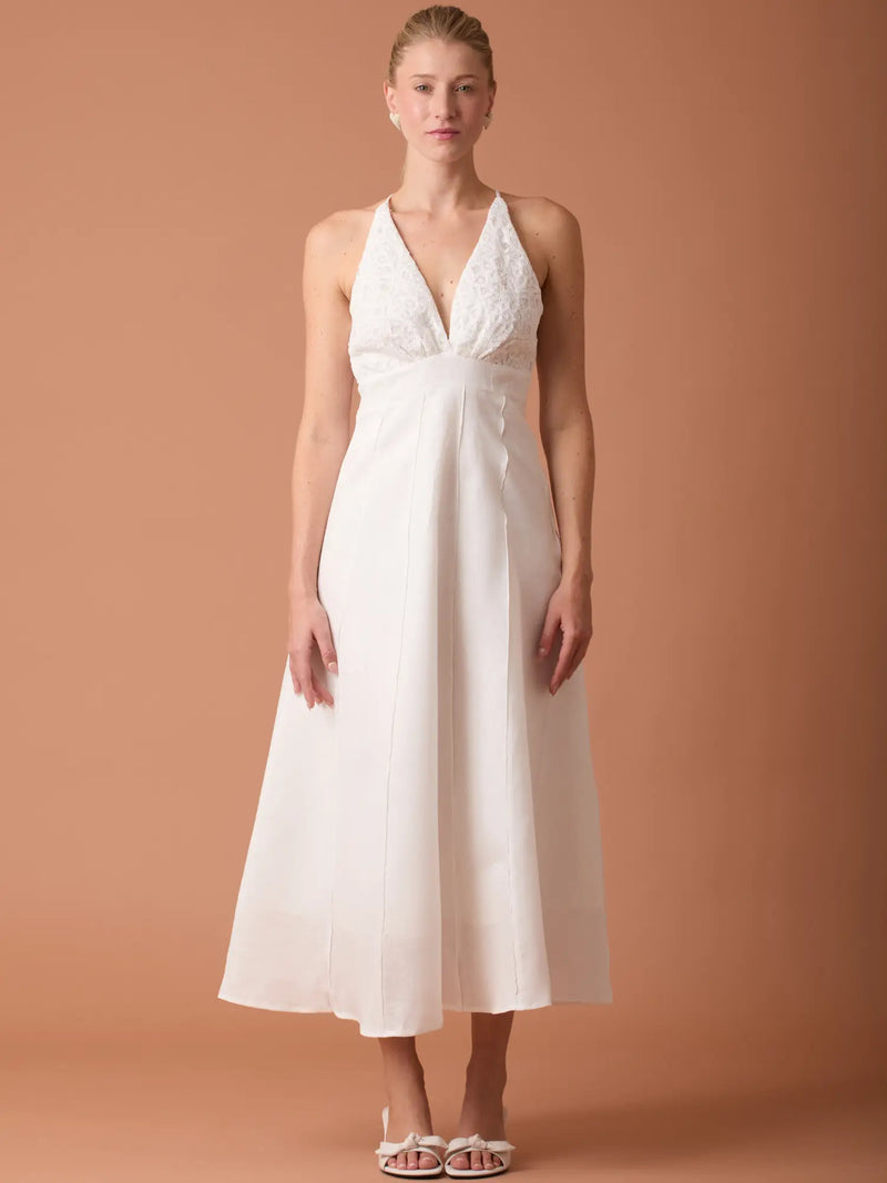 Vestido Largo Imada Blanco con escote halter de encaje y falda amplia elegante ideal para eventos especiales.