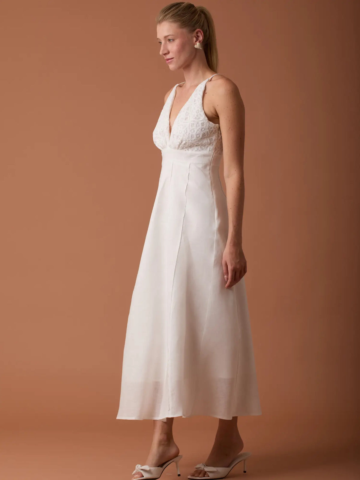 Vestido Largo Imada Blanco con estilo halter moderno y silueta femenina para ocasiones formales.