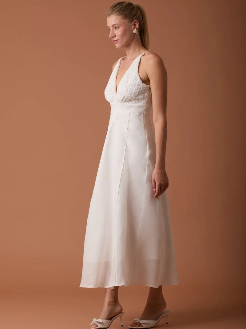 Vestido Largo Imada Blanco con estilo halter moderno y silueta femenina para ocasiones formales.