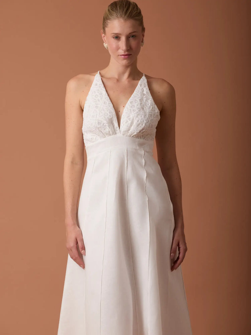 Vestido Largo Imada Blanco con escote profundo y diseño sofisticado en tono blanco puro.