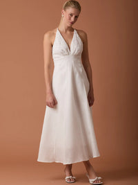 Vestido Largo Imada Blanco con estilo romántico y sofisticado, ideal para celebraciones especiales.