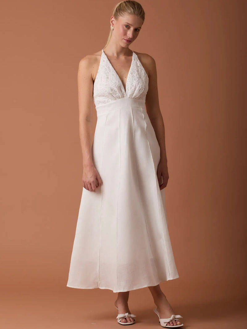 Vestido Largo Imada Blanco con estilo romántico y sofisticado, ideal para celebraciones especiales.