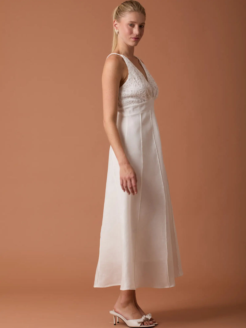 Vestido Largo Imada Blanco para mujer con falda fluida y delicado detalle de encaje en el corpiño.