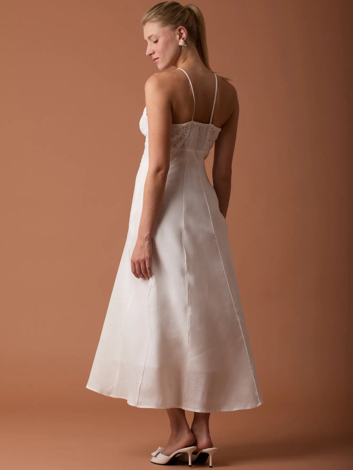 Vestido Largo Imada Blanco elegante con  encaje y caída con vuelo suave.