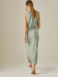 Vestido midi sin mangas con escote redondo y drapeado sutil en la cintura que favorece la silueta. Su tejido suave y caída elegante crean un look sofisticado y minimalista, perfecto para ocasiones que requieren un estilo refinado y actual.

Detalles:

Color: Verde

Material: 85% Rayon 15% Lino