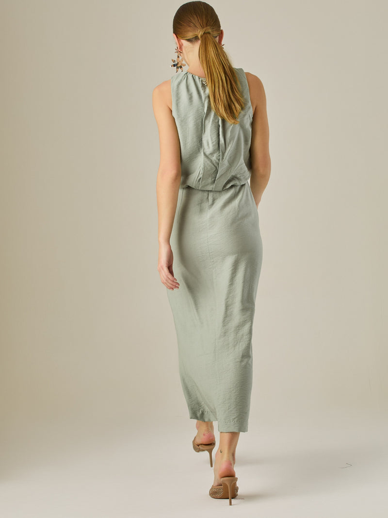 Vestido midi sin mangas con escote redondo y drapeado sutil en la cintura que favorece la silueta. Su tejido suave y caída elegante crean un look sofisticado y minimalista, perfecto para ocasiones que requieren un estilo refinado y actual.

Detalles:

Color: Verde

Material: 85% Rayon 15% Lino