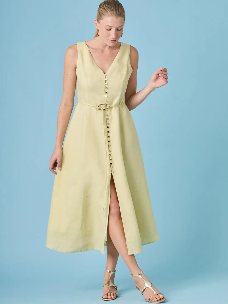 Vestido Largo Jacques Amarillo de estilo minimalista con líneas limpias y tono amarillo natural.