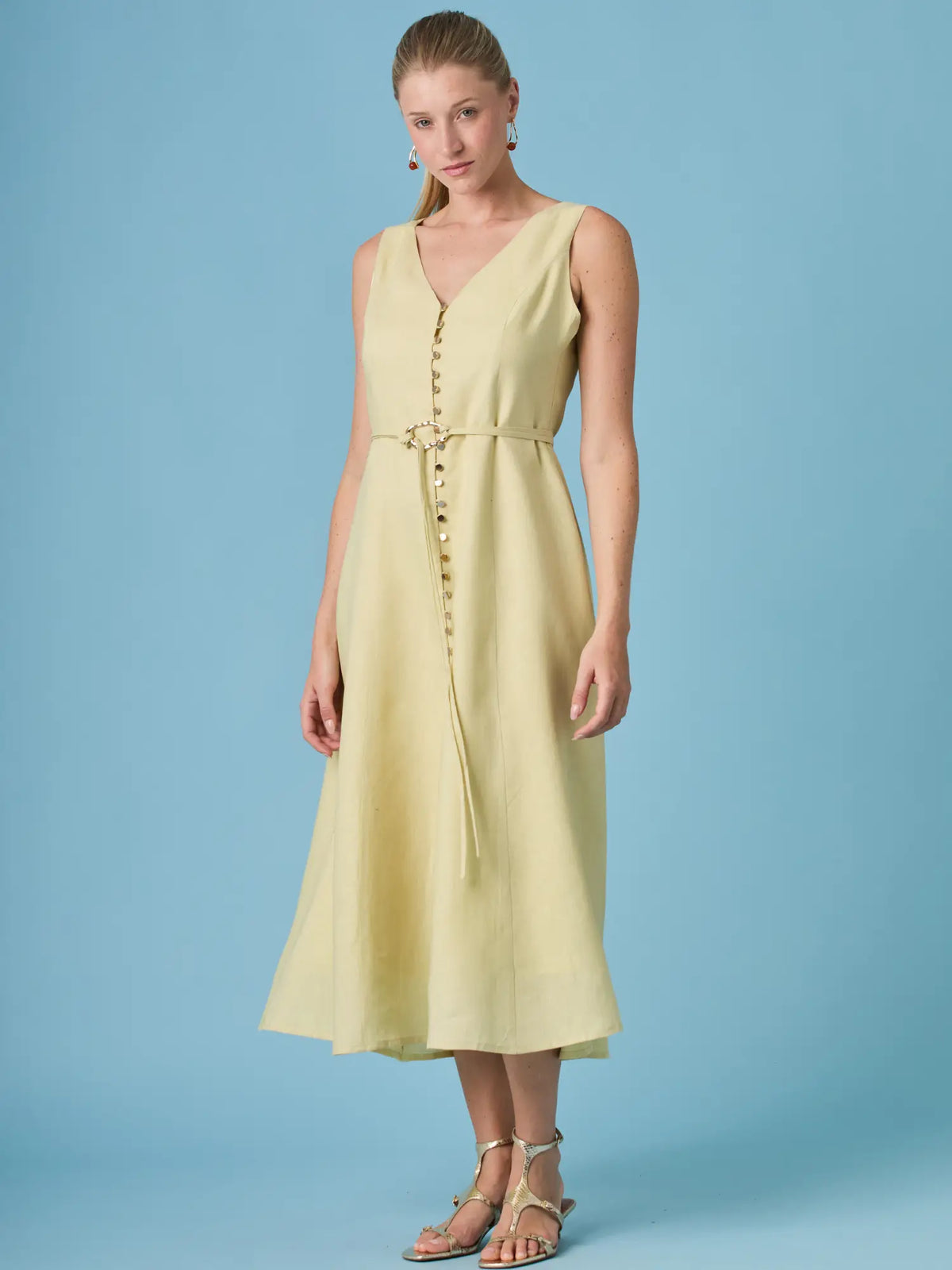 Vestido Largo Jacques Amarillo con tirantes anchos y estilo elegante en tono amarillo suave.