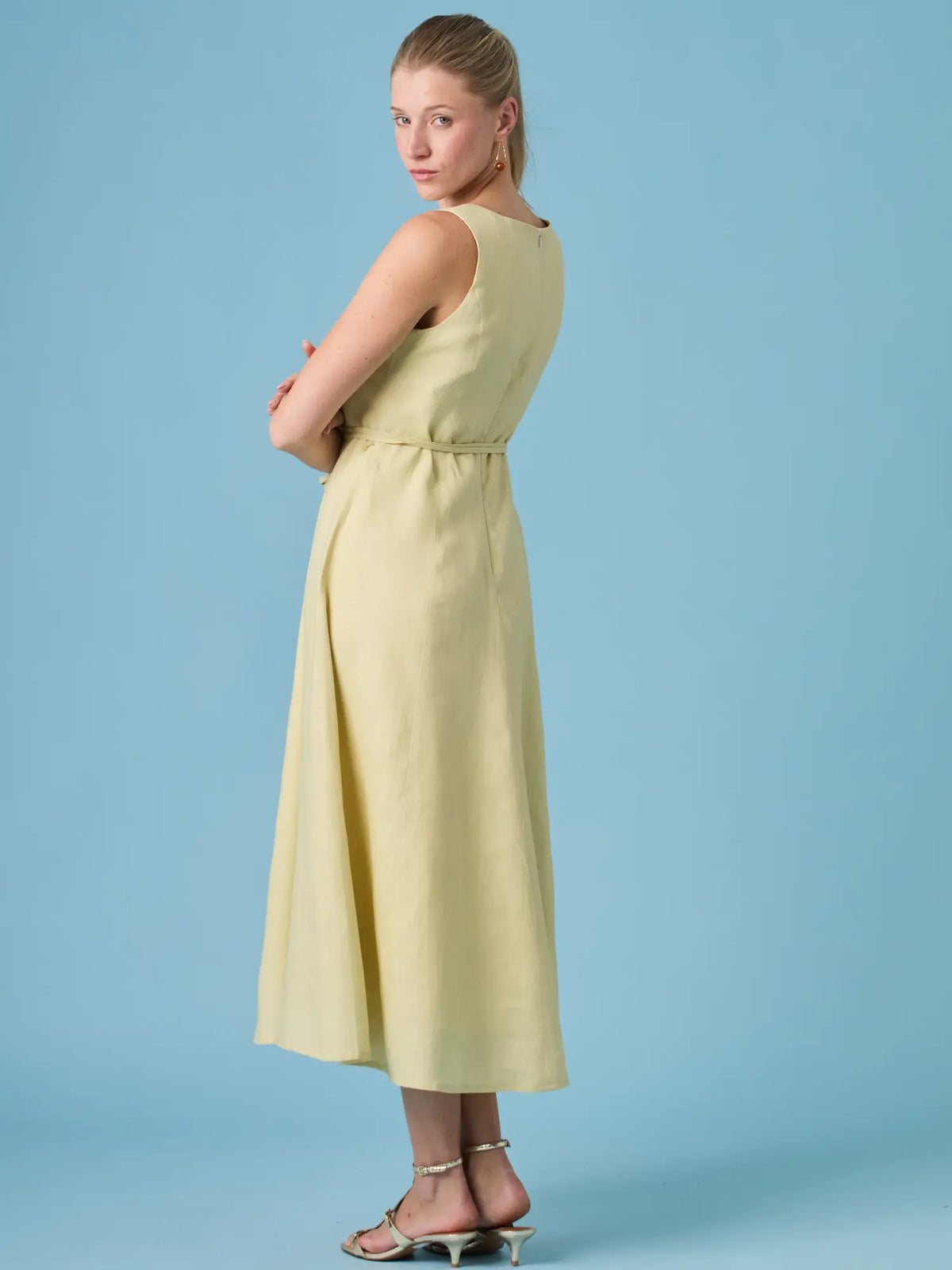 Vestido Largo Jacques Amarillo elegante con falda fluida y lazo ajustable en la cintura.