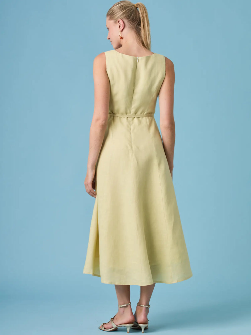 Vestido Largo Jacques Amarillo para mujer con diseño sofisticado, botones decorativos y acabado liviano.