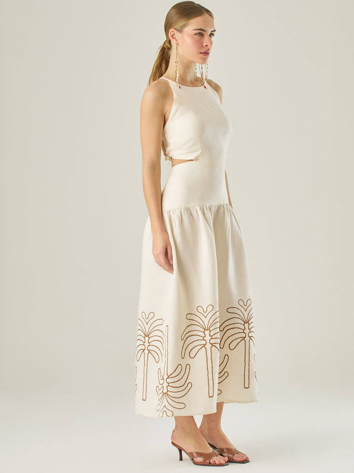 Vestido largo sin mangas con escote recto, aberturas laterales y detalle bordado en el bajo con motivos de inspiración natural. Su diseño limpio y femenino lo convierte en una opción ideal para un look sofisticado con un aire fresco y artesanal.

Detalles:

Color: Sand
