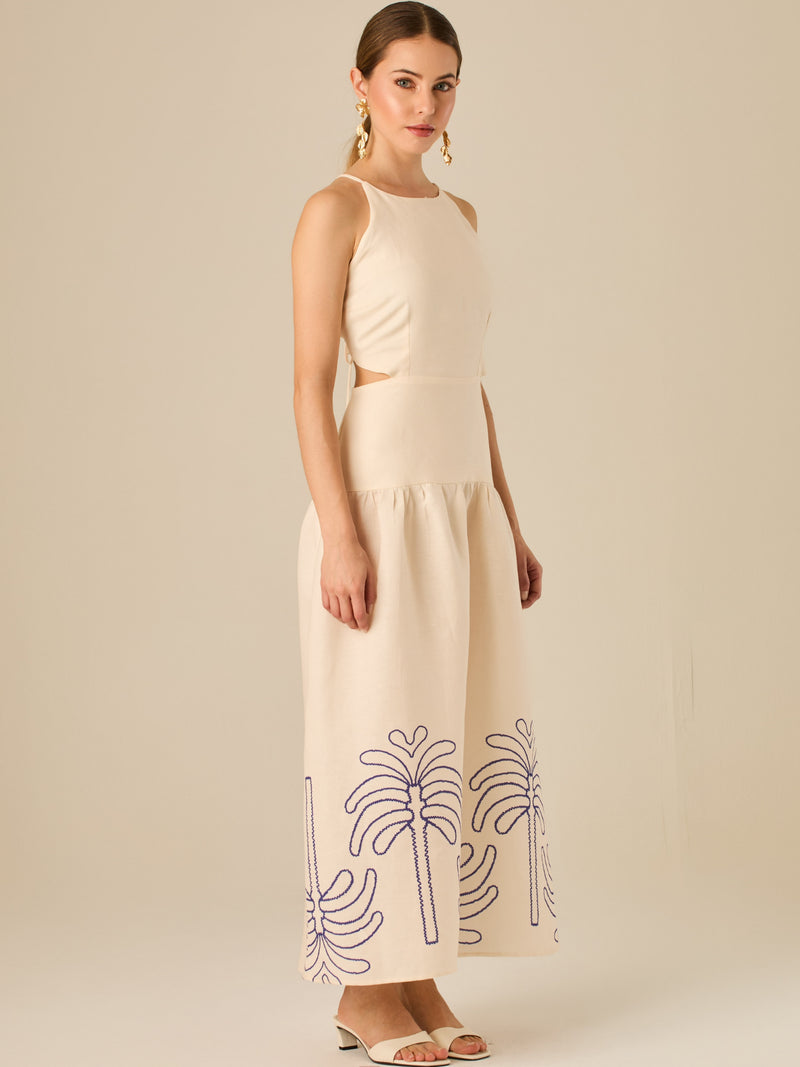 Vestido largo sin mangas con escote recto, aberturas laterales y detalle bordado en el bajo con motivos de inspiración natural. Su diseño limpio y femenino lo convierte en una opción ideal para un look sofisticado con un aire fresco y artesanal.

Detalles:

Color: Sand

Materia: 52% Lino 48% Rayon
