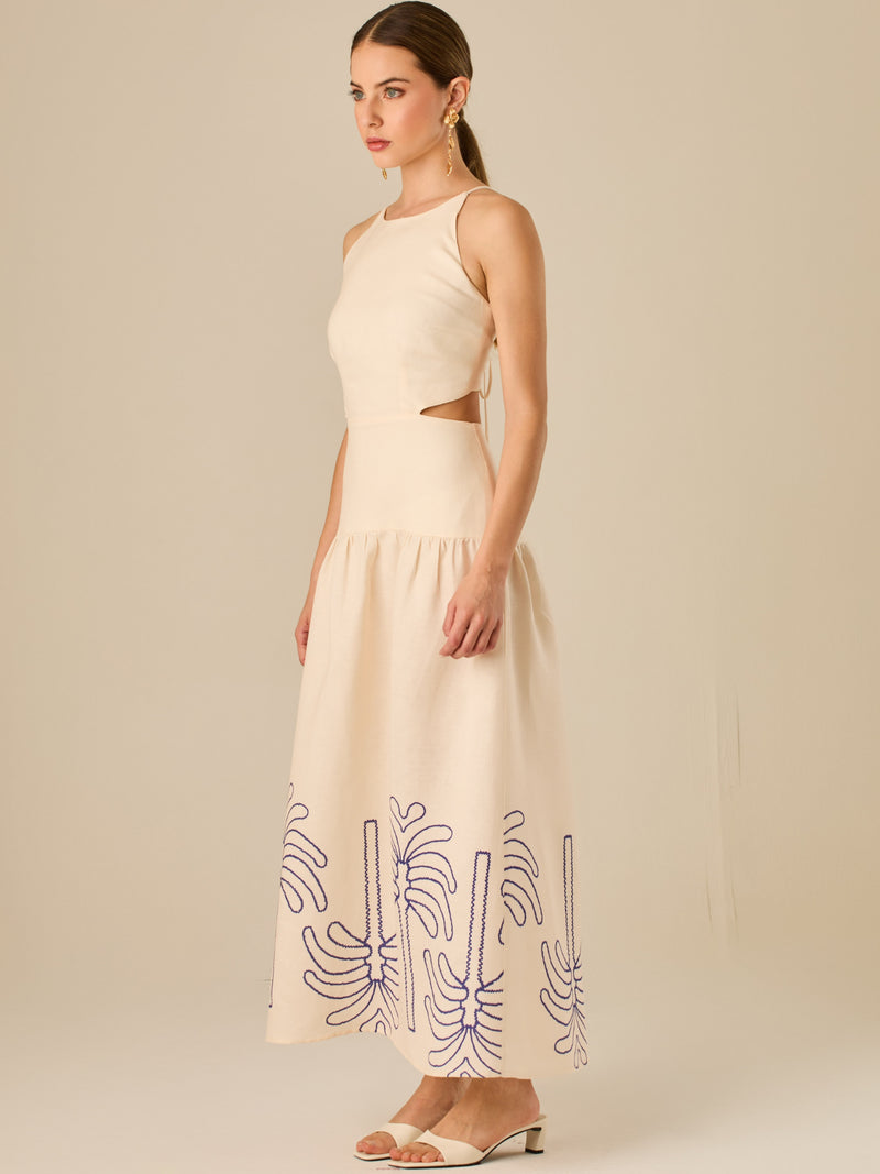 Vestido largo sin mangas con escote recto, aberturas laterales y detalle bordado en el bajo con motivos de inspiración natural. Su diseño limpio y femenino lo convierte en una opción ideal para un look sofisticado con un aire fresco y artesanal.

Detalles:

Color: Sand

Materia: 52% Lino 48% Rayon