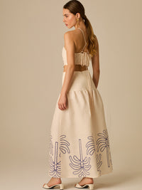Vestido largo sin mangas con escote recto, aberturas laterales y detalle bordado en el bajo con motivos de inspiración natural. Su diseño limpio y femenino lo convierte en una opción ideal para un look sofisticado con un aire fresco y artesanal.

Detalles:

Color: Sand

Materia: 52% Lino 48% Rayon