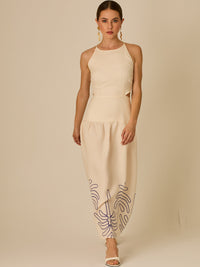 Vestido largo sin mangas con escote recto, aberturas laterales y detalle bordado en el bajo con motivos de inspiración natural. Su diseño limpio y femenino lo convierte en una opción ideal para un look sofisticado con un aire fresco y artesanal.

Detalles:

Color: Sand

Materia: 52% Lino 48% Rayon
