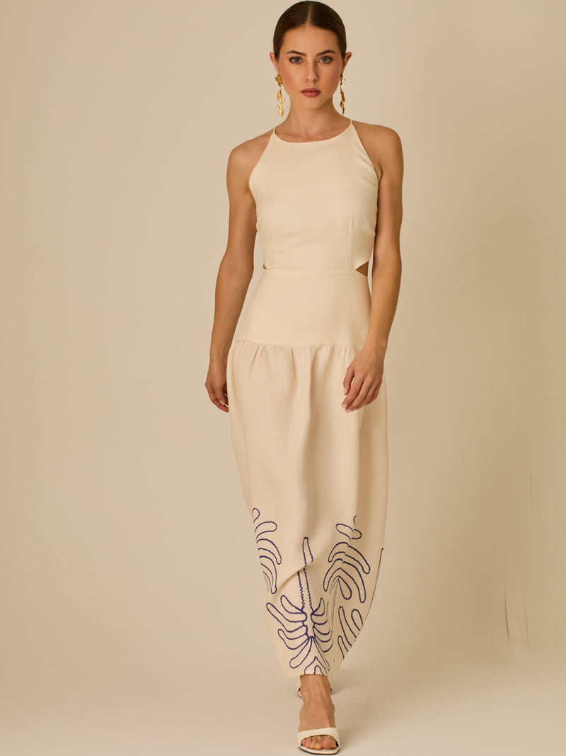 Vestido largo sin mangas con escote recto, aberturas laterales y detalle bordado en el bajo con motivos de inspiración natural. Su diseño limpio y femenino lo convierte en una opción ideal para un look sofisticado con un aire fresco y artesanal.

Detalles:

Color: Sand

Materia: 52% Lino 48% Rayon