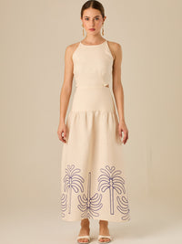 Vestido largo sin mangas con escote recto, aberturas laterales y detalle bordado en el bajo con motivos de inspiración natural. Su diseño limpio y femenino lo convierte en una opción ideal para un look sofisticado con un aire fresco y artesanal.

Detalles:

Color: Sand

Materia: 52% Lino 48% Rayon