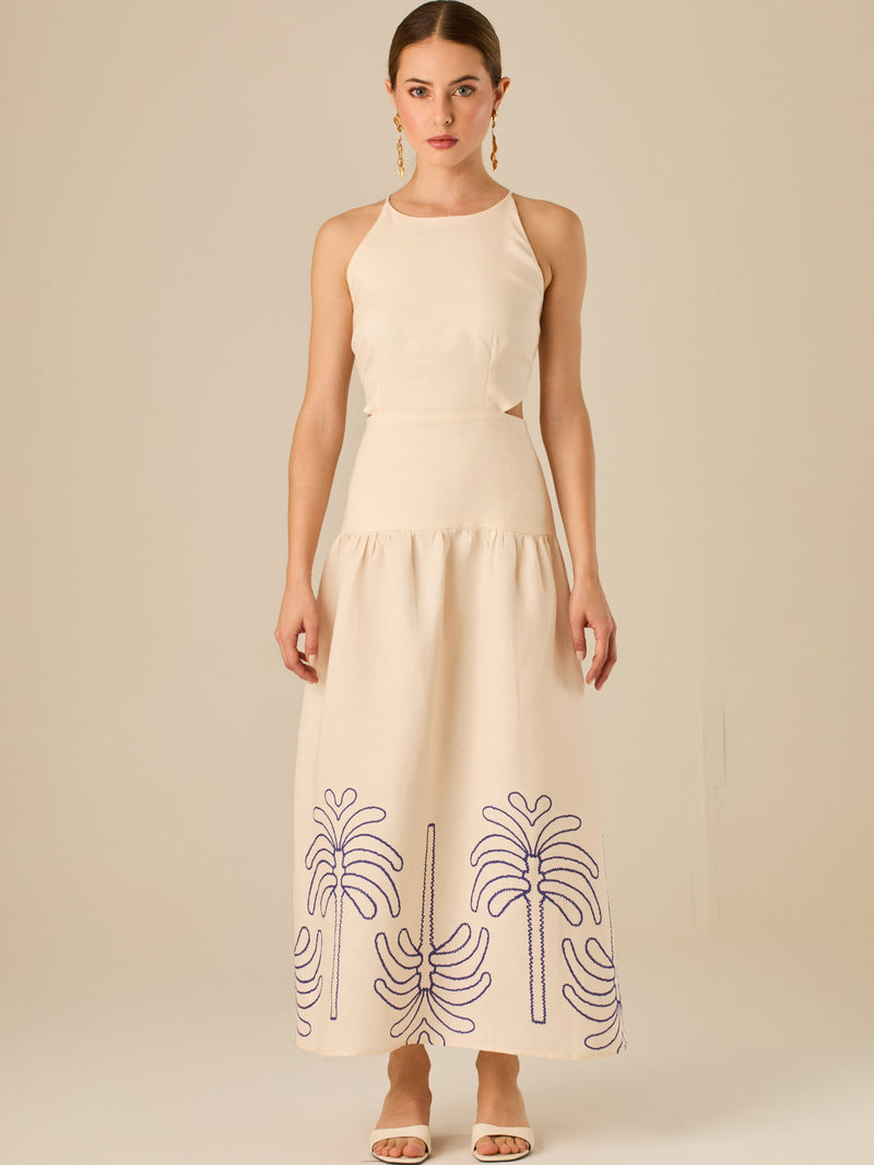 Vestido largo sin mangas con escote recto, aberturas laterales y detalle bordado en el bajo con motivos de inspiración natural. Su diseño limpio y femenino lo convierte en una opción ideal para un look sofisticado con un aire fresco y artesanal.

Detalles:

Color: Sand

Materia: 52% Lino 48% Rayon