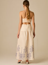 Vestido largo sin mangas con escote recto, aberturas laterales y detalle bordado en el bajo con motivos de inspiración natural. Su diseño limpio y femenino lo convierte en una opción ideal para un look sofisticado con un aire fresco y artesanal.

Detalles:

Color: Sand

Materia: 52% Lino 48% Rayon