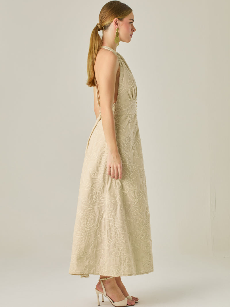 Vestido largo con escote halter profundo y espalda descubierta, ideal para ocasiones especiales. Su diseño sofisticado se realza con detalles bordados y una silueta que estiliza, logrando un look elegante y llamativo con un aire moderno.

Detalles:

Color: Sand

Material: 100% Algodon

Características: Incluye botones.