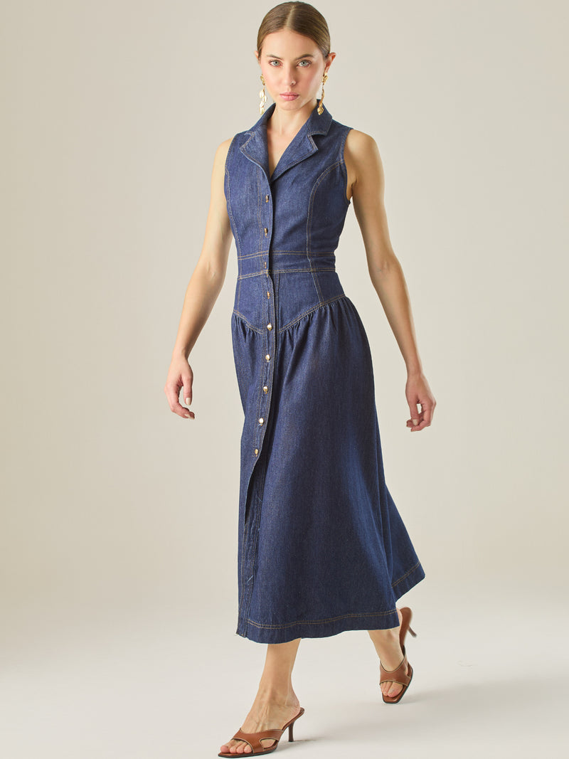 Con una silueta definida y detalles sastre, este vestido midi ofrece un estilo estructurado y femenino. El diseño sin mangas, cuello tipo blazer y costuras marcadas crean un look pulido y contemporáneo. Ideal para días casuales con elegancia o eventos informales donde la comodidad y el estilo se encuentran.