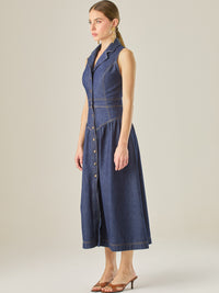 Con una silueta definida y detalles sastre, este vestido midi ofrece un estilo estructurado y femenino. El diseño sin mangas, cuello tipo blazer y costuras marcadas crean un look pulido y contemporáneo. Ideal para días casuales con elegancia o eventos informales donde la comodidad y el estilo se encuentran.