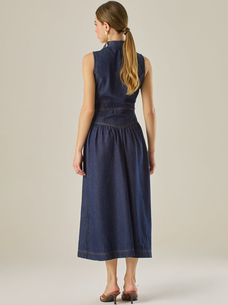Con una silueta definida y detalles sastre, este vestido midi ofrece un estilo estructurado y femenino. El diseño sin mangas, cuello tipo blazer y costuras marcadas crean un look pulido y contemporáneo. Ideal para días casuales con elegancia o eventos informales donde la comodidad y el estilo se encuentran.