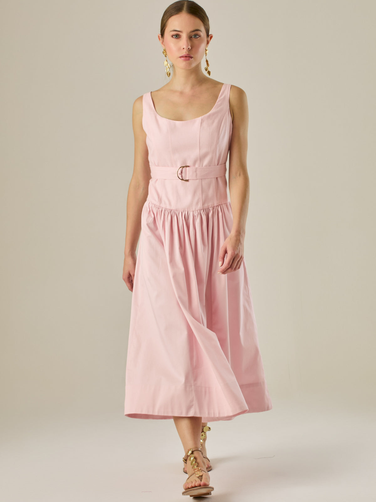 Vestido midi sin mangas con escote redondeado y cinturón decorativo que acentúa la cintura. Su silueta limpia y femenina, junto con la falda con caída suave, lo convierten en una opción elegante y versátil para un look sofisticado y atemporal.

Detalles:

Color: Rosa

Material: 69% Rayon 29% Lino 2% Lino