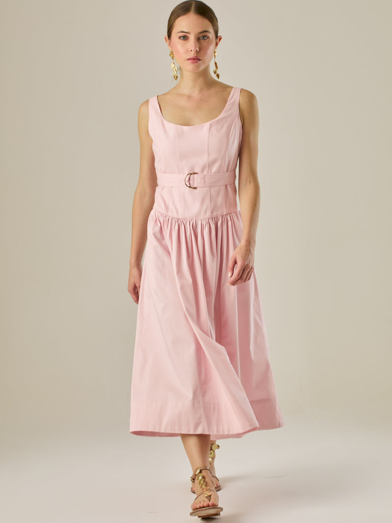 Vestido midi sin mangas con escote redondeado y cinturón decorativo que acentúa la cintura. Su silueta limpia y femenina, junto con la falda con caída suave, lo convierten en una opción elegante y versátil para un look sofisticado y atemporal.

Detalles:

Color: Rosa

Material: 69% Rayon 29% Lino 2% Lino