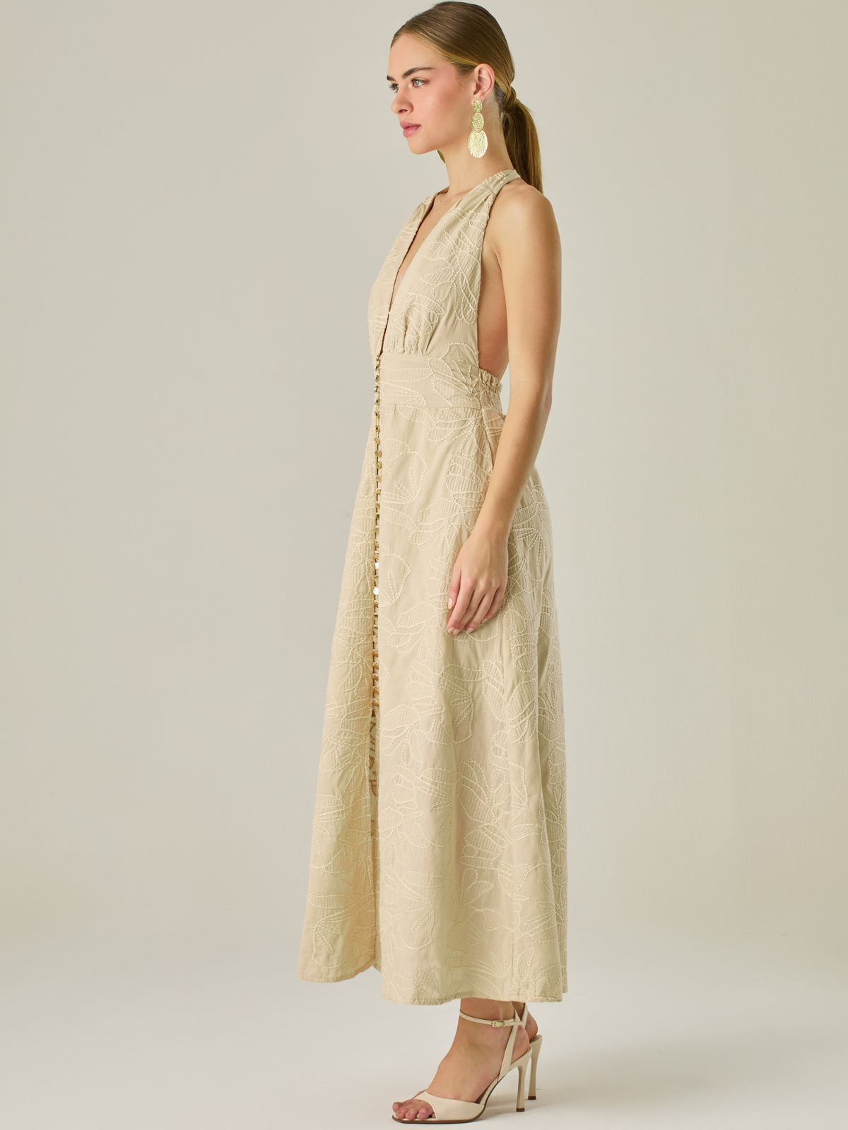 Vestido largo con escote halter profundo y espalda descubierta, ideal para ocasiones especiales. Su diseño sofisticado se realza con detalles bordados y una silueta que estiliza, logrando un look elegante y llamativo con un aire moderno.

Detalles:

Color: Sand

Material: 100% Algodon

Características: Incluye botones.