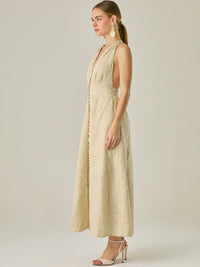 Vestido largo con escote halter profundo y espalda descubierta, ideal para ocasiones especiales. Su diseño sofisticado se realza con detalles bordados y una silueta que estiliza, logrando un look elegante y llamativo con un aire moderno.

Detalles:

Color: Sand

Material: 100% Algodon

Características: Incluye botones.