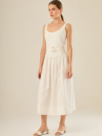 Vestido midi sin mangas con escote redondeado y cinturón decorativo que acentúa la cintura. Su silueta limpia y femenina, junto con la falda con caída suave, lo convierten en una opción elegante y versátil para un look sofisticado y atemporal.

Detalles:

Color: Blanco

Material: 69% Rayo