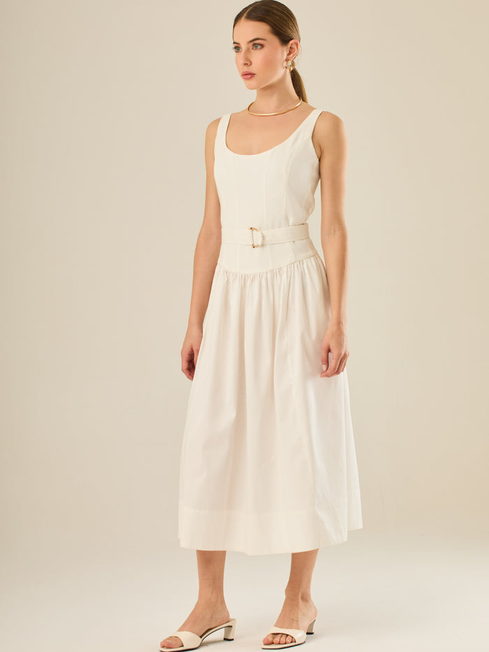 Vestido midi sin mangas con escote redondeado y cinturón decorativo que acentúa la cintura. Su silueta limpia y femenina, junto con la falda con caída suave, lo convierten en una opción elegante y versátil para un look sofisticado y atemporal.

Detalles:

Color: Blanco

Material: 69% Rayo