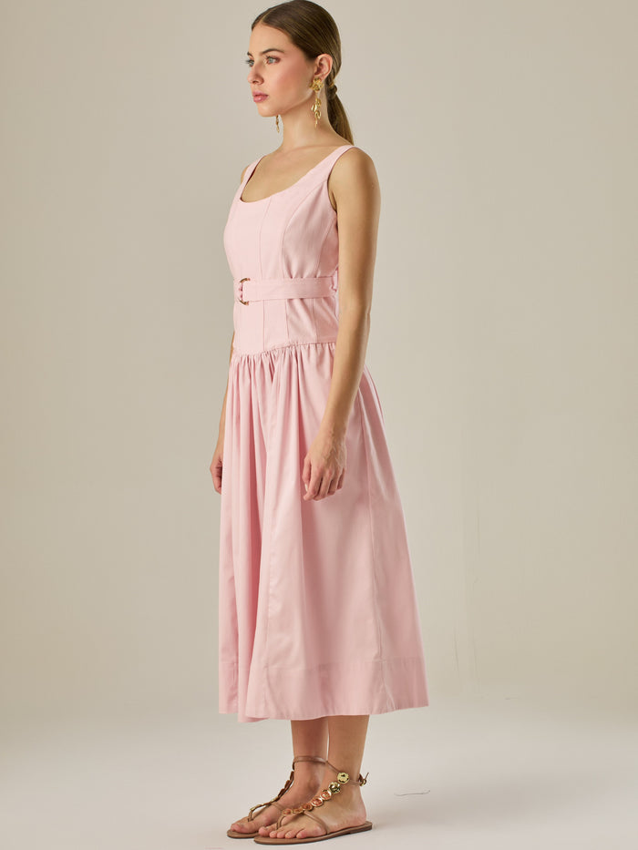 Vestido midi sin mangas con escote redondeado y cinturón decorativo que acentúa la cintura. Su silueta limpia y femenina, junto con la falda con caída suave, lo convierten en una opción elegante y versátil para un look sofisticado y atemporal.

Detalles:

Color: Rosa

Material: 69% Rayon 29% Lino 2% Lino