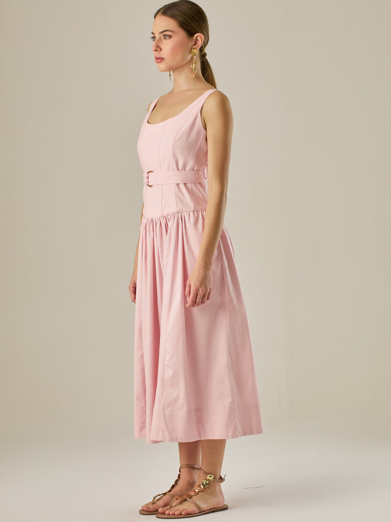 Vestido midi sin mangas con escote redondeado y cinturón decorativo que acentúa la cintura. Su silueta limpia y femenina, junto con la falda con caída suave, lo convierten en una opción elegante y versátil para un look sofisticado y atemporal.

Detalles:

Color: Rosa

Material: 69% Rayon 29% Lino 2% Lino