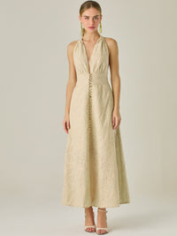 Vestido largo con escote halter profundo y espalda descubierta, ideal para ocasiones especiales. Su diseño sofisticado se realza con detalles bordados y una silueta que estiliza, logrando un look elegante y llamativo con un aire moderno.

Detalles:

Color: Sand

Material: 100% Algodon

Características: Incluye botones.