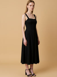 Vestido midi con tirantes anchos y escote recto que enmarca los hombros con elegancia. El cuerpo entallado lleva cortes verticales tipo corsé que definen la silueta, mientras la falda evasé abre con amplitud y movimiento hasta media pantorrilla. Un diseño depurado y femenino, ideal para eventos o noches especiales; combínalo con sandalias de tacón y joyería mínima para un look impecable