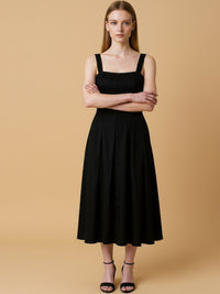 Vestido midi con tirantes anchos y escote recto que enmarca los hombros con elegancia. El cuerpo entallado lleva cortes verticales tipo corsé que definen la silueta, mientras la falda evasé abre con amplitud y movimiento hasta media pantorrilla. Un diseño depurado y femenino, ideal para eventos o noches especiales; combínalo con sandalias de tacón y joyería mínima para un look impecable