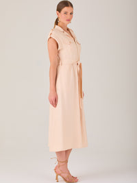 Diseño atemporal con carácter. Este vestido midi sin mangas combina estructura y feminidad con detalles utilitarios como bolsillos frontales, cierre metálico y solapas marcadas. El cinturón en la cintura permite ajustar la silueta, creando un look pulido ideal para la oficina, eventos casuales o estilismos urbanos con elegancia natural.

Detalles: